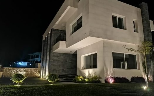 فيلا فاخرة في مدينة النبطية الفوقا مع حديقة ومسبح \ (حي المرج) 7373738JK